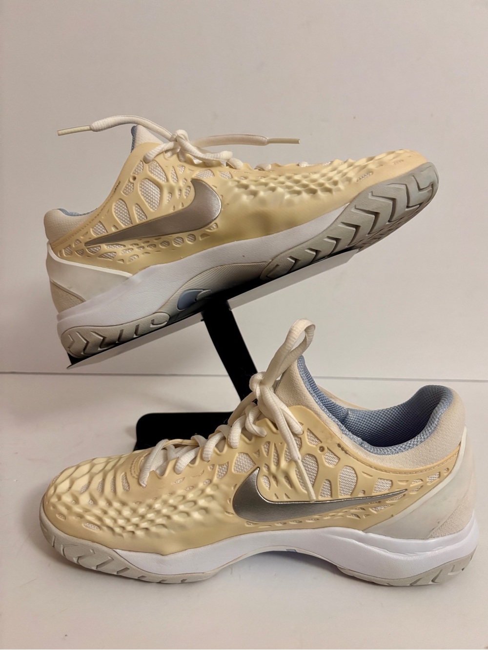 Nike Women’s Cream Mesh Tennis Shoes with Silver Swoosh size 8 - Picture 2 of 8
